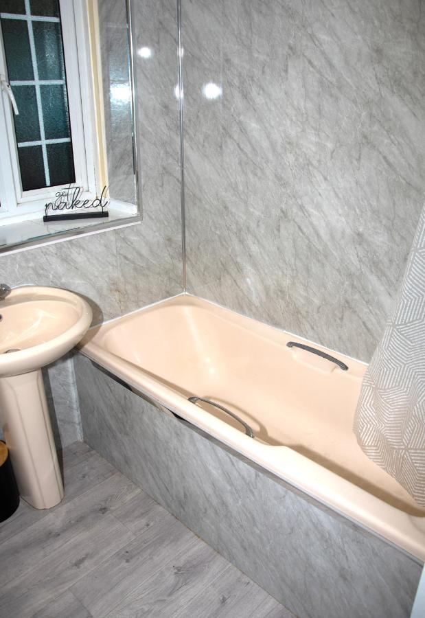 Xb Property - Comfy House Perfect For Families Contractors Relocators 웨스트브로미치 외부 사진